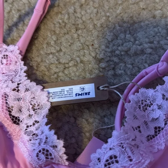 NWT. SKIMS Fits Everybody Lace Cami Bubblegum Tonal. XXS - Picture 3 of 3